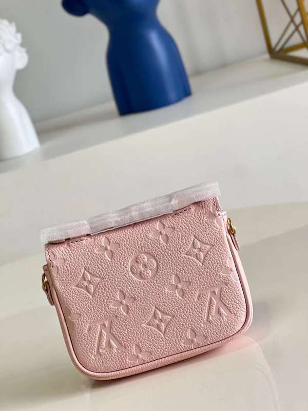 Close-up detail of classic statement women's handbag – women's statement bag
