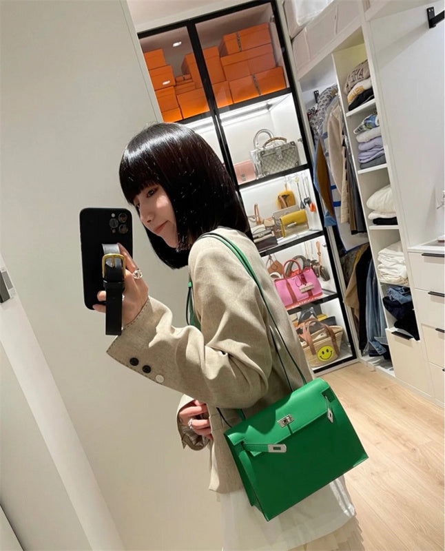  Structured tote bag carried on shoulder