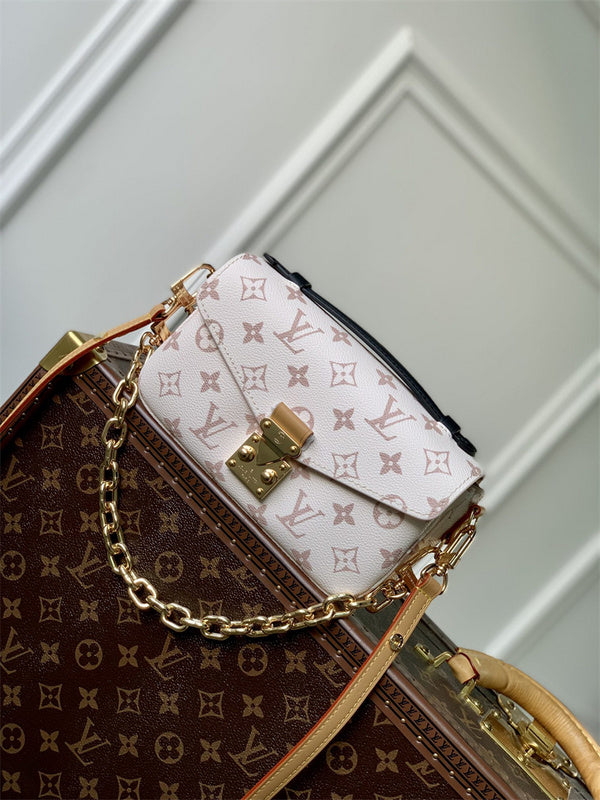  crossbody bag interior and compartment view