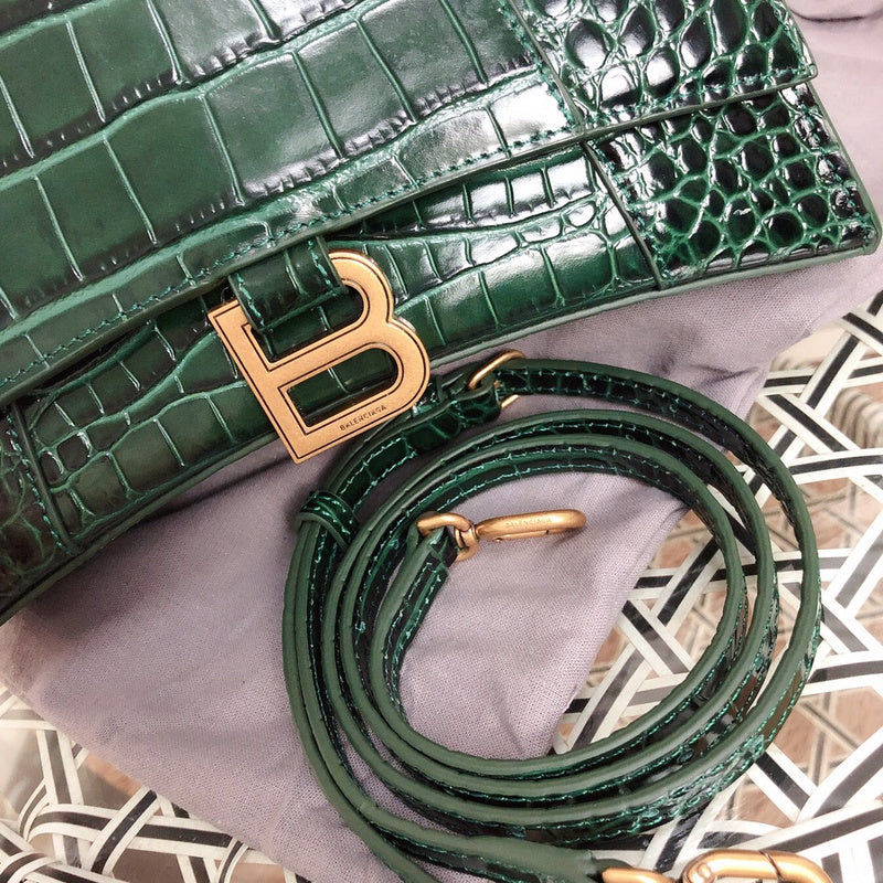 Handle and strap detail of signature everyday-luxe women's handbag – women's premium purse