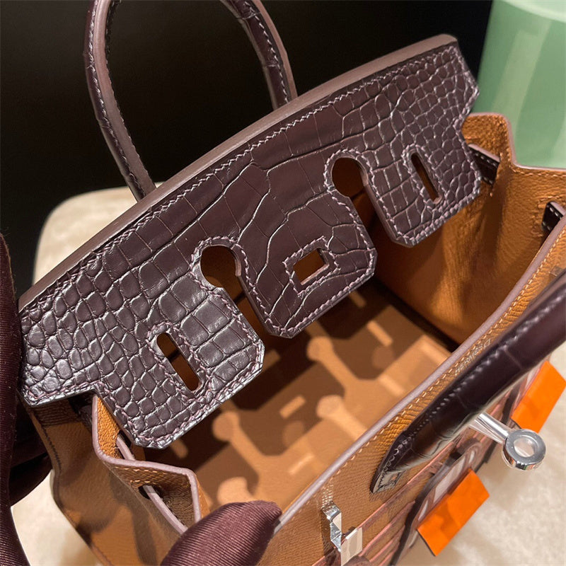  tote bag close-up of hardware and finish 11