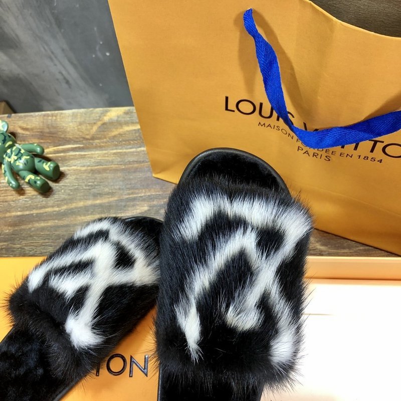 Texture and finish detail of Louis Vuitton luxury piece style No.127