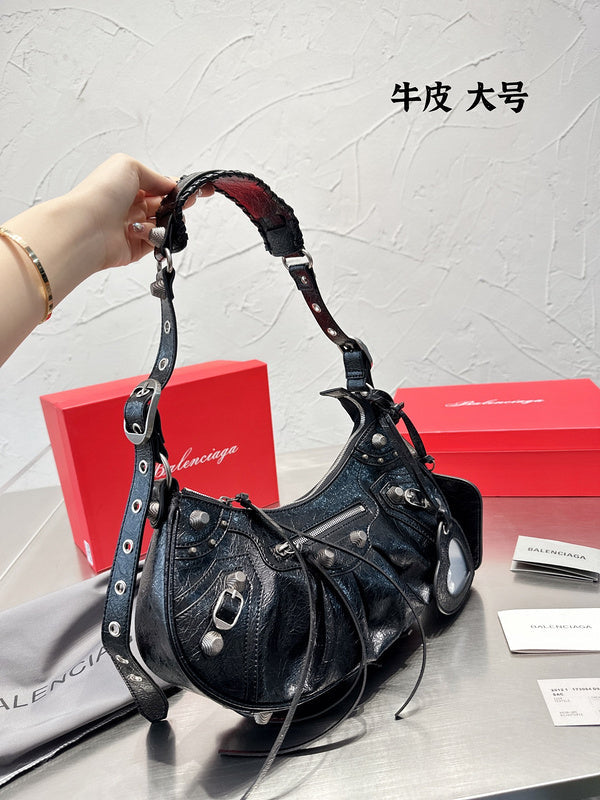 Ziva's Charm handbag – front view (one versatile size)