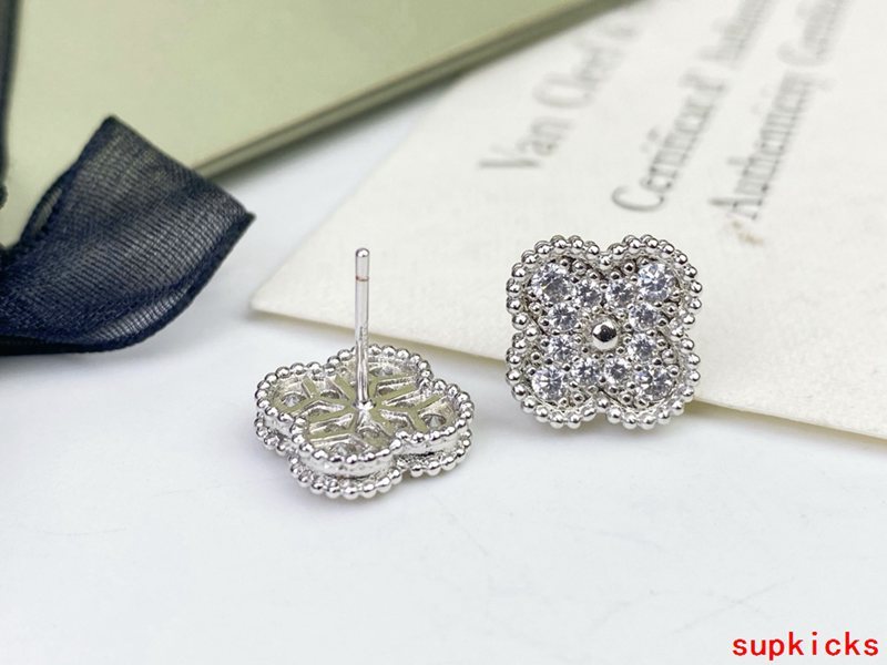 Side view of Van Cleef & Arpels unisex jewelry piece