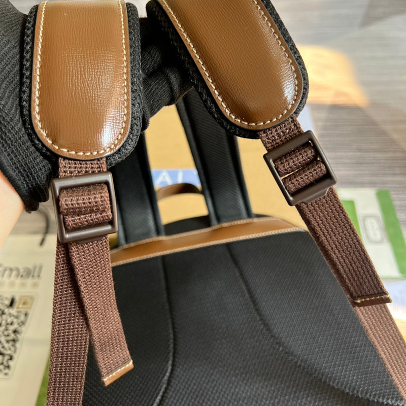 Handle and strap detail of premium sleek women's handbag – women's statement bag