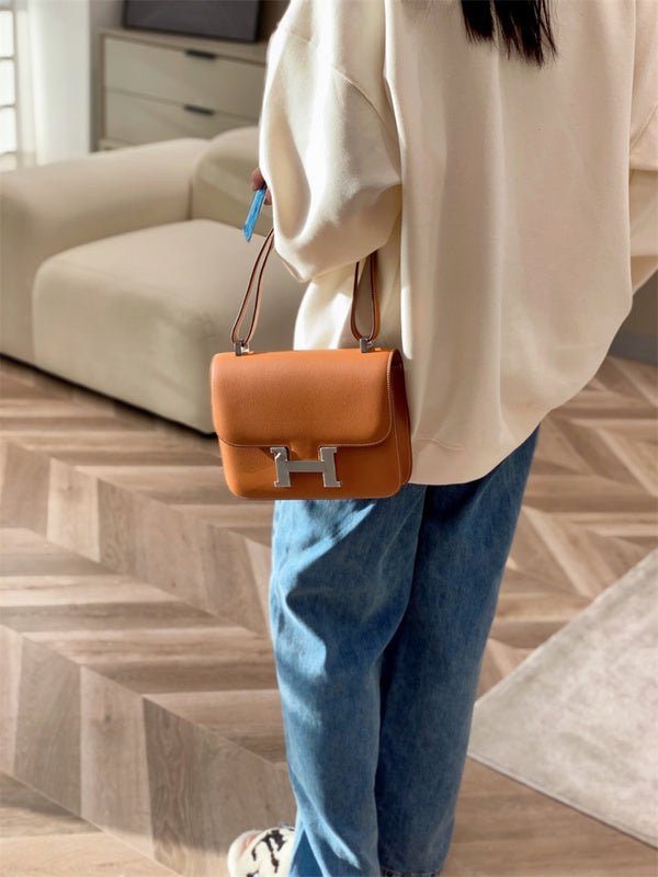 Streamlined handbag styled for everyday wear