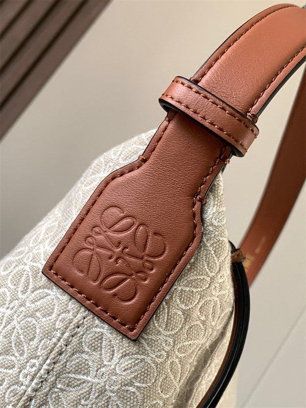 Ziva's Charm handbag – detail view (21cm*17cm*13cm)