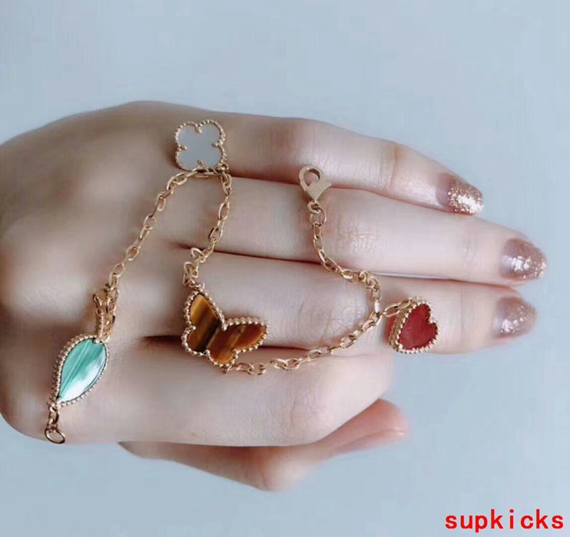 Full view of Van Cleef & Arpels unisex jewelry piece