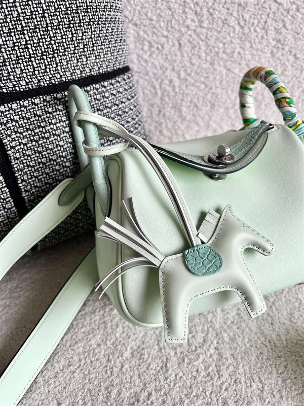  shoulder bag interior and compartment view 9