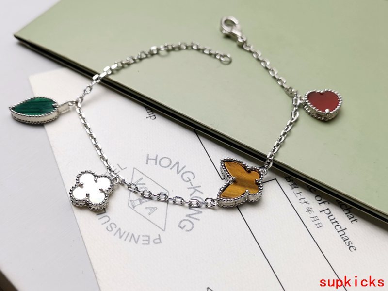 Angled view of Van Cleef & Arpels unisex jewelry piece