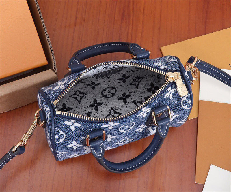  shoulder bag interior and compartment view 9