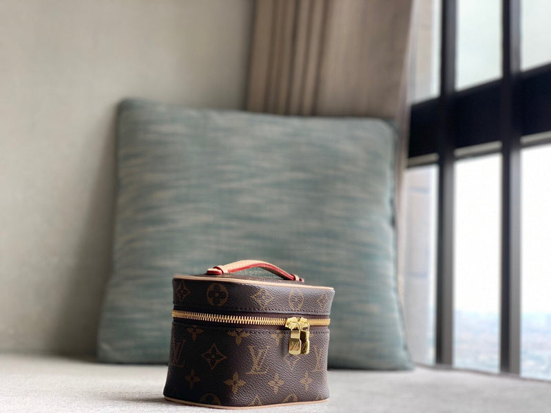  structured bag interior and compartment view 9