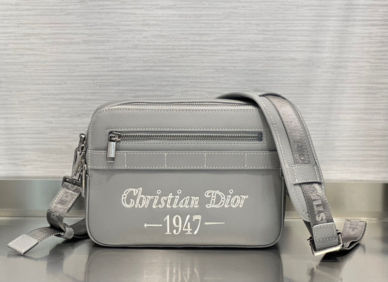 Front view of structured modern women's handbag – women's everyday handbag