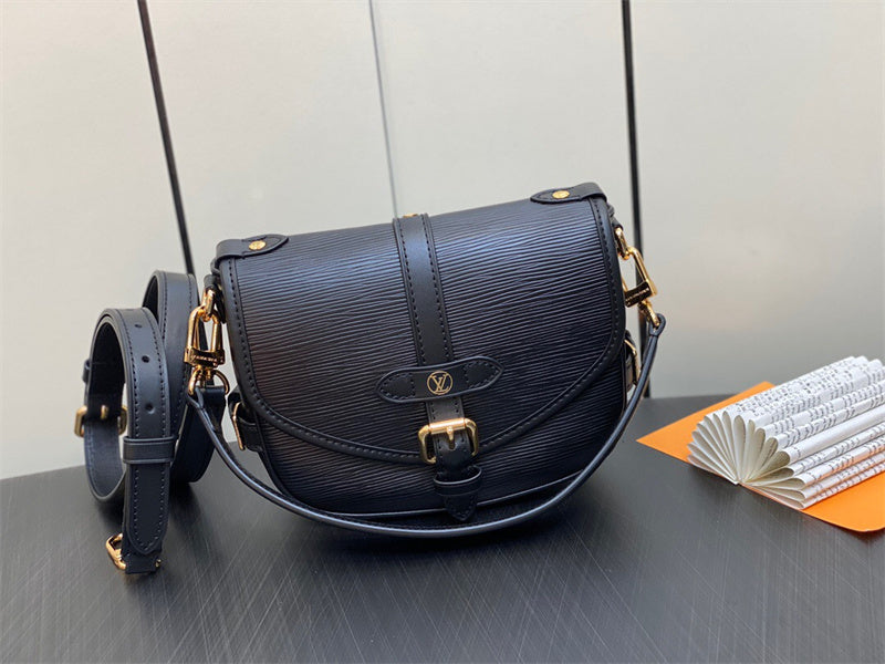  minimalist everyday bag detail view showing craftsmanship