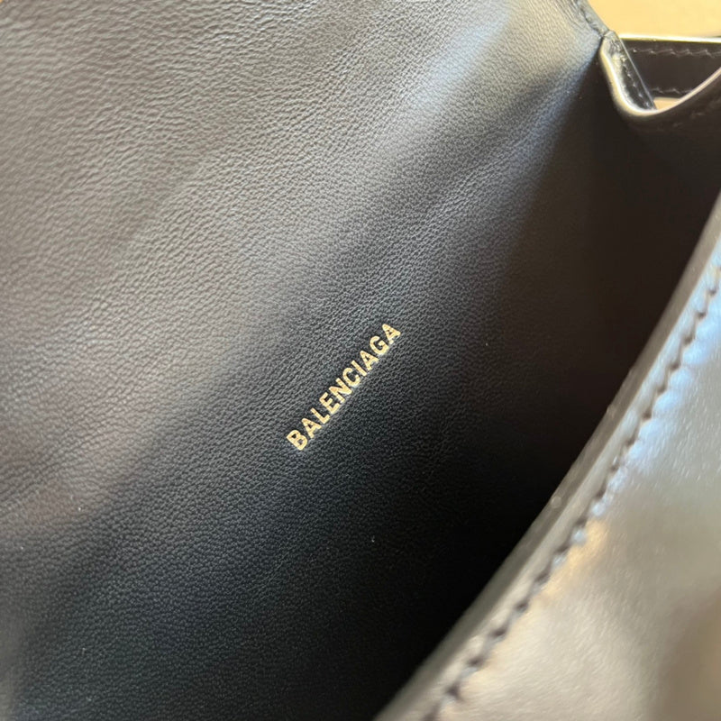 Side profile of statement elevated women's handbag – women's premium purse