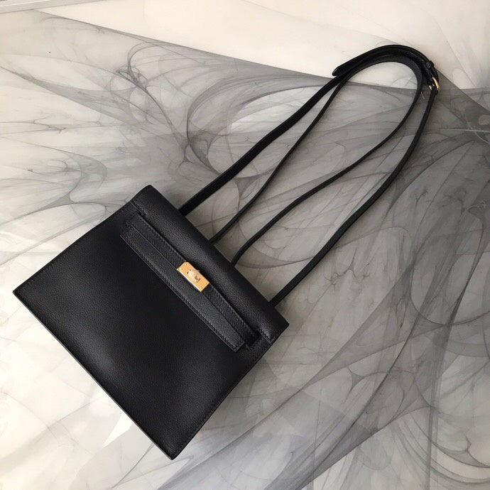  everyday carryall bag styled with outfit 18