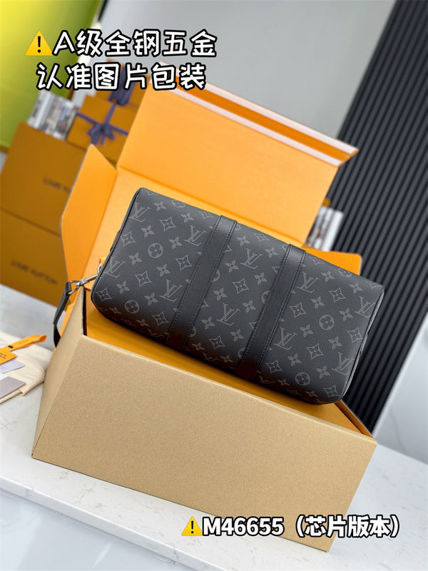  crossbody bag interior and compartment view