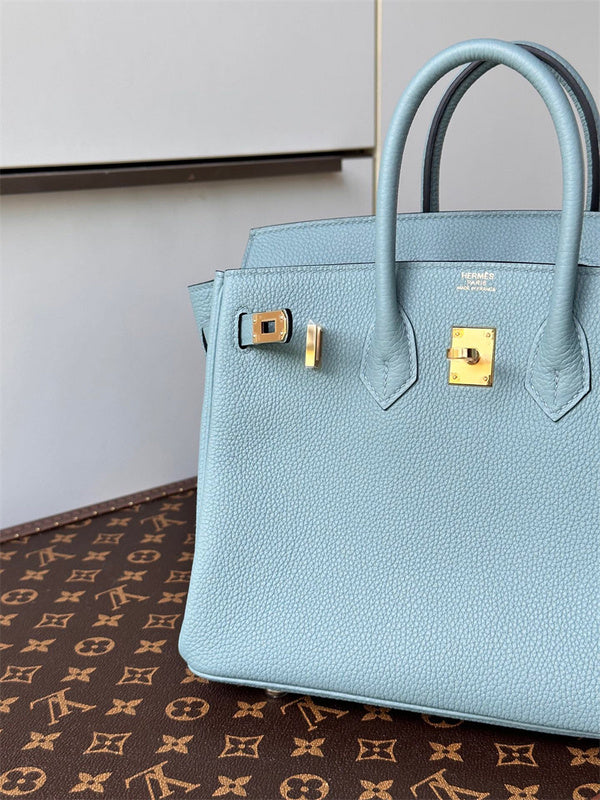  modern shoulder bag detail view showing craftsmanship 26