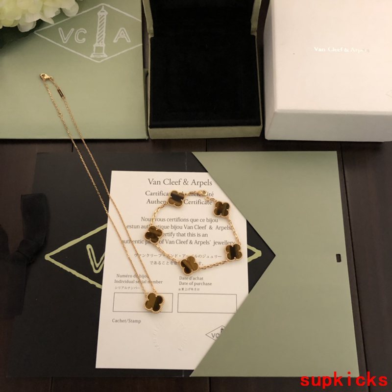 Angled view of Van Cleef & Arpels unisex jewelry piece