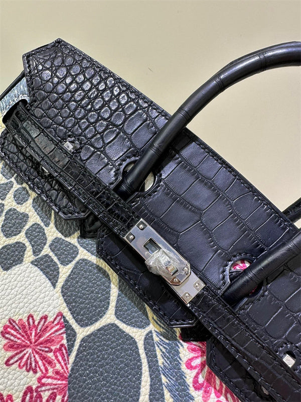  Clean-Lined shoulder bag front view 7