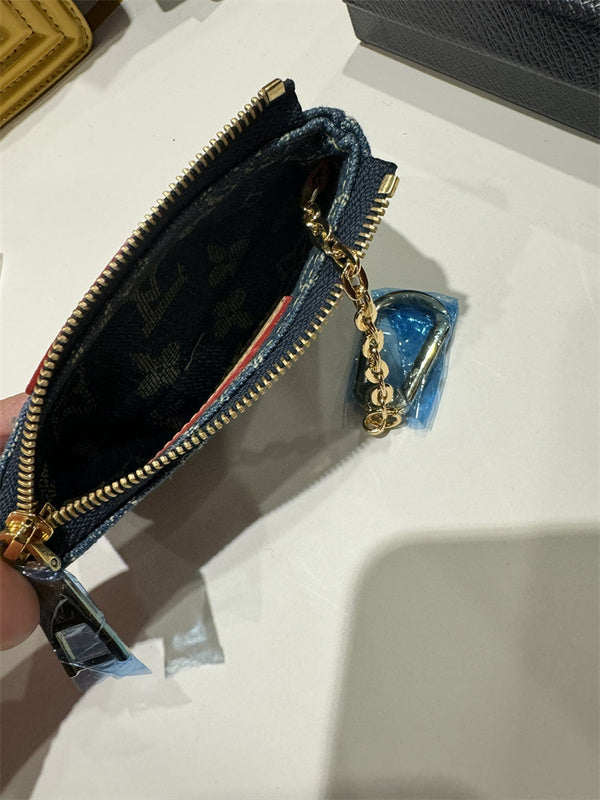  Graceful crossbody bag carried on shoulder 10