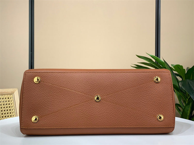 Clean-Lined shoulder bag carried on shoulder