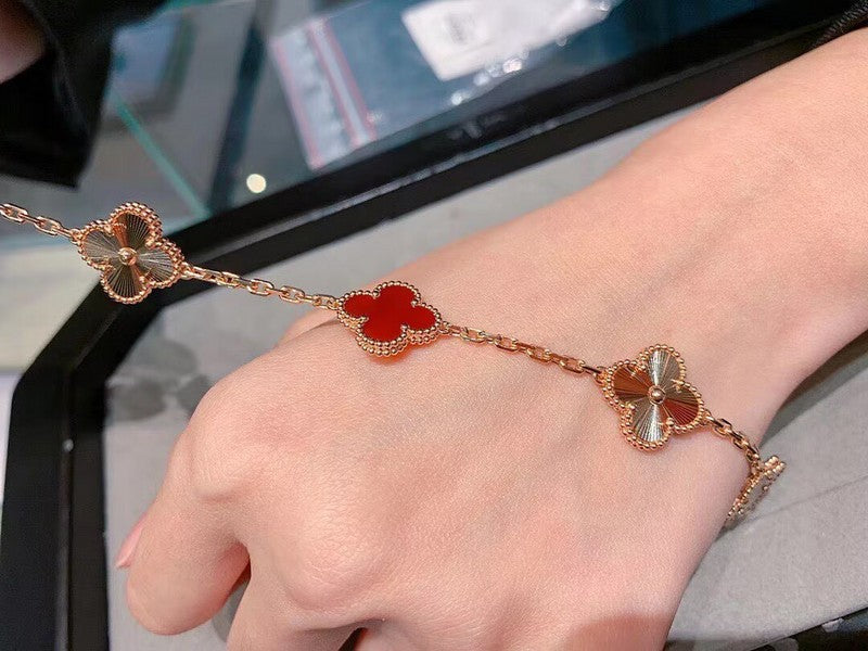 Side view of Van Cleef & Arpels unisex jewelry piece