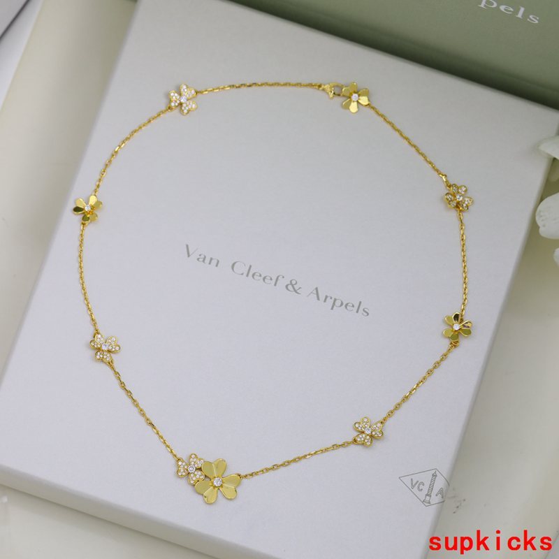 Angled view of Van Cleef & Arpels unisex jewelry piece
