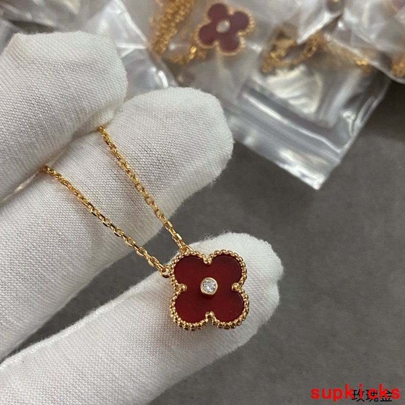 Front view of Van Cleef & Arpels unisex jewelry piece