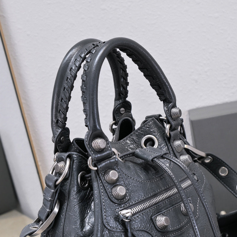 Zivas Charm Versatile Design Statement Handbag (Timeless Wardrobe Addition) – Close-Up Detail 6