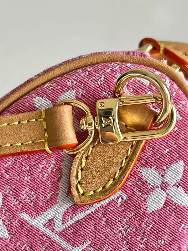 Handle and strap detail of premium sleek women's handbag – women's everyday handbag