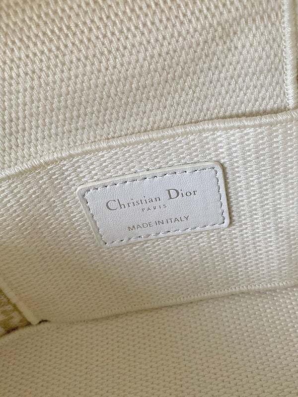 Handle and strap detail of polished refined women's handbag – women's designer-style accessory