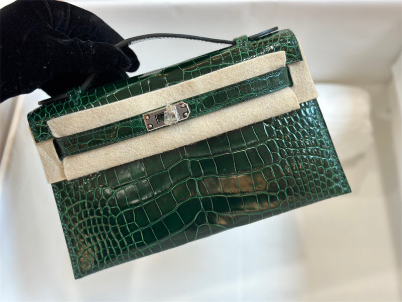  carryall bag close-up of hardware and finish 23