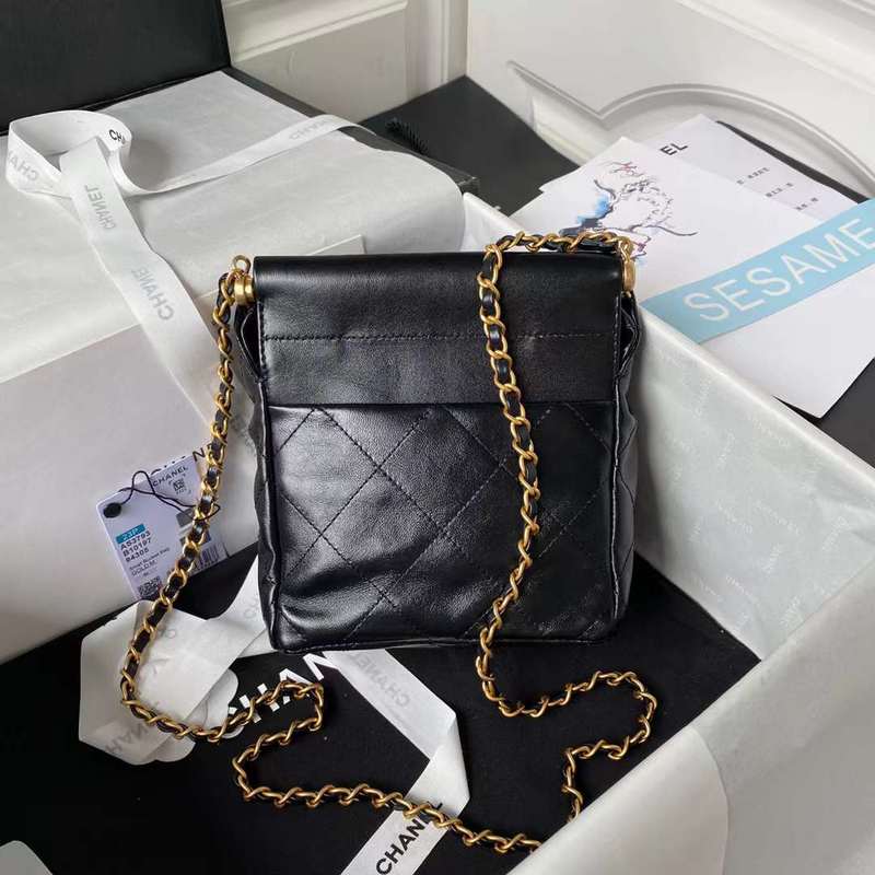 Zivas Charm Modern Edge Luxury Handbag (Refined Modern Silhouette) – Detail View