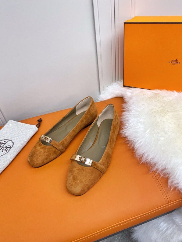 Hermès Camel Ankle Strap Heels - Side Profile View