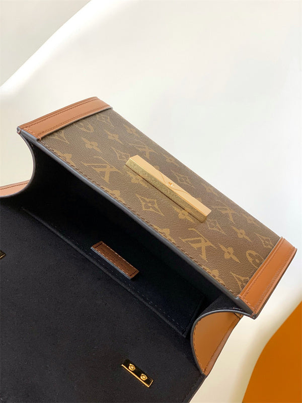  shopper bag interior and compartment view 9