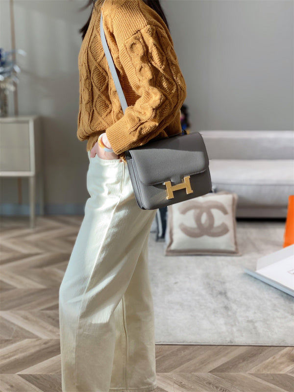 Streamlined handbag styled for everyday wear