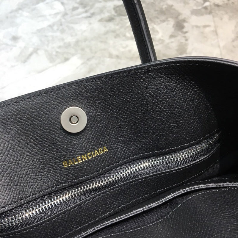 Sophisticated Vegan Leather Handbag - Chic Everyday Appeal | Women's Luxury Handbag #912 - texture close-up (image 9) of designer-inspired handbag
