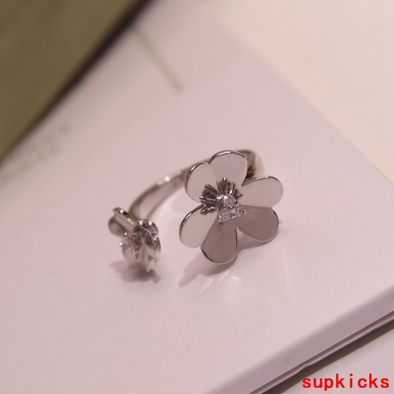 Front view of Van Cleef & Arpels unisex jewelry piece