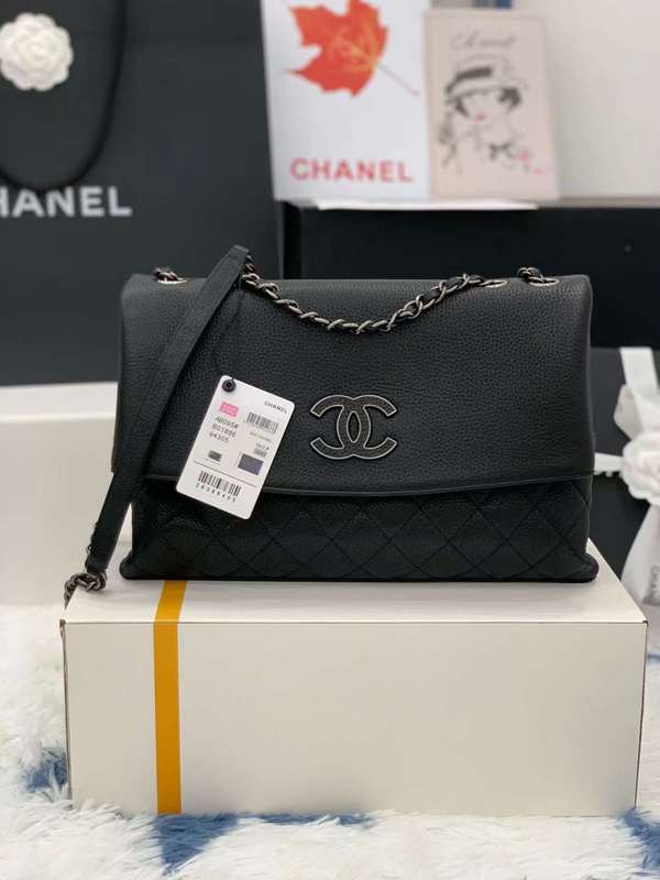 Zivas Charm Everyday Sophistication Luxury Handbag (Versatile Style Statement) – Close-Up Detail