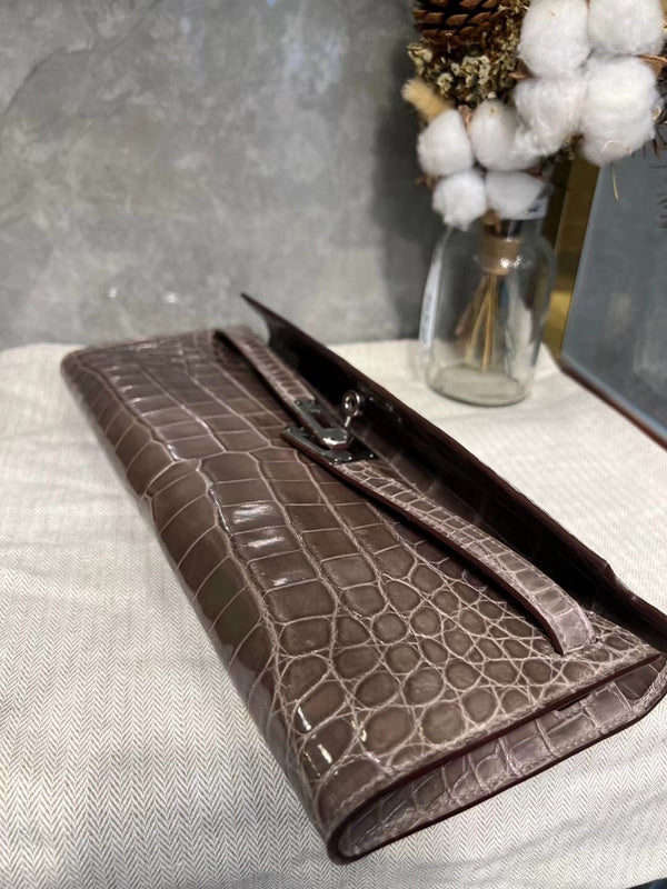 Side view of fluid structured handbag
