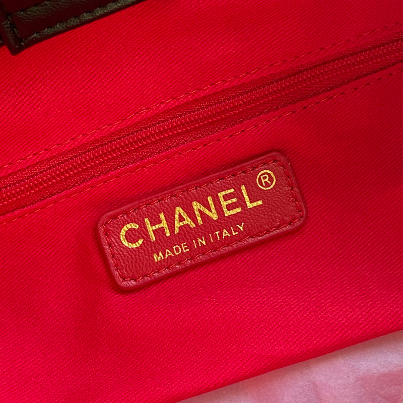 Ziva's Charm handbag – detail view (one versatile size)