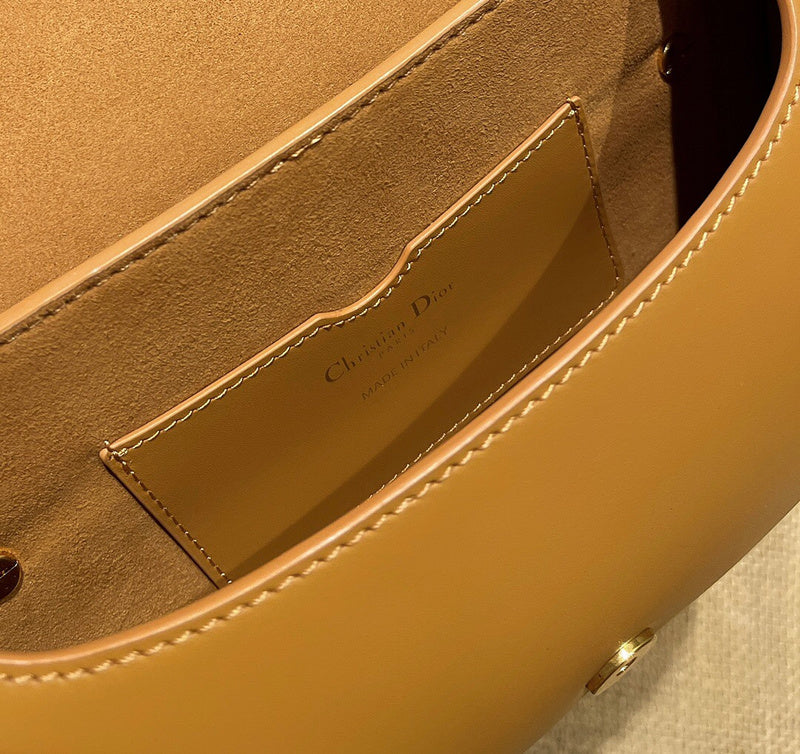Side profile of refined chic women's handbag – women's designer-style accessory