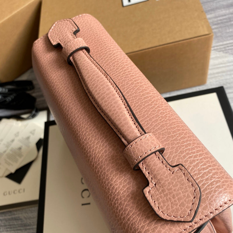 Handle and strap detail of statement sleek women's handbag – women's statement bag
