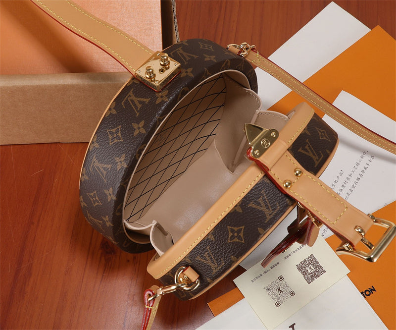  crossbody bag interior and compartment view 9