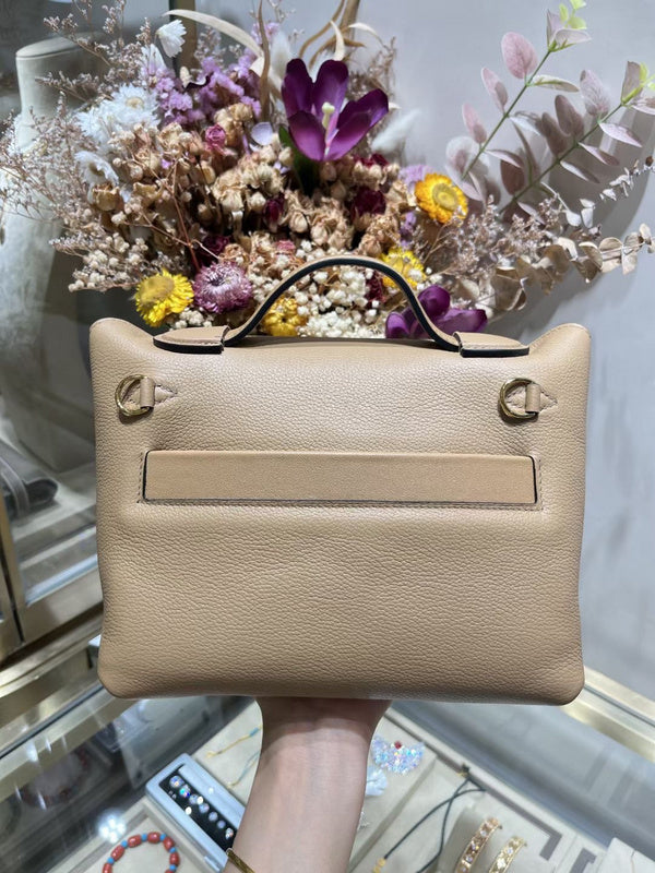  sophisticated shopper bag styled with outfit