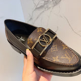 Side profile view of Louis Vuitton luxury piece style No.049