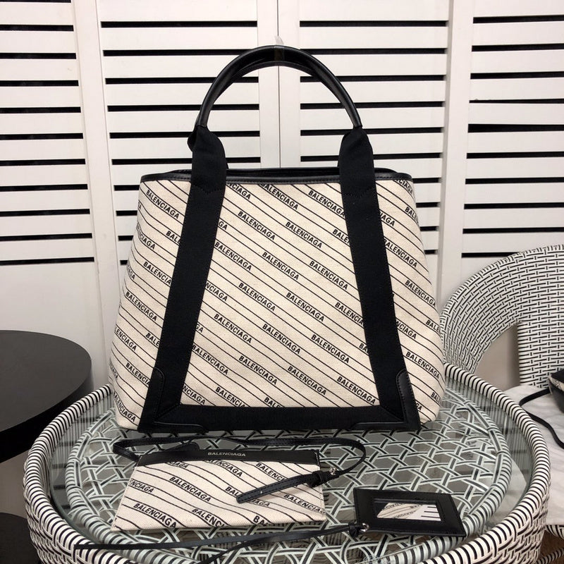 Side profile of chic classic women's handbag – women's designer-style accessory