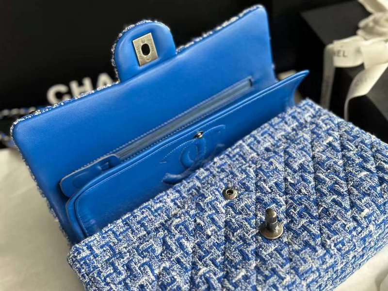 Zivas Charm Understated Luxury Luxury Handbag (Timeless Wardrobe Addition) – Close-Up Detail