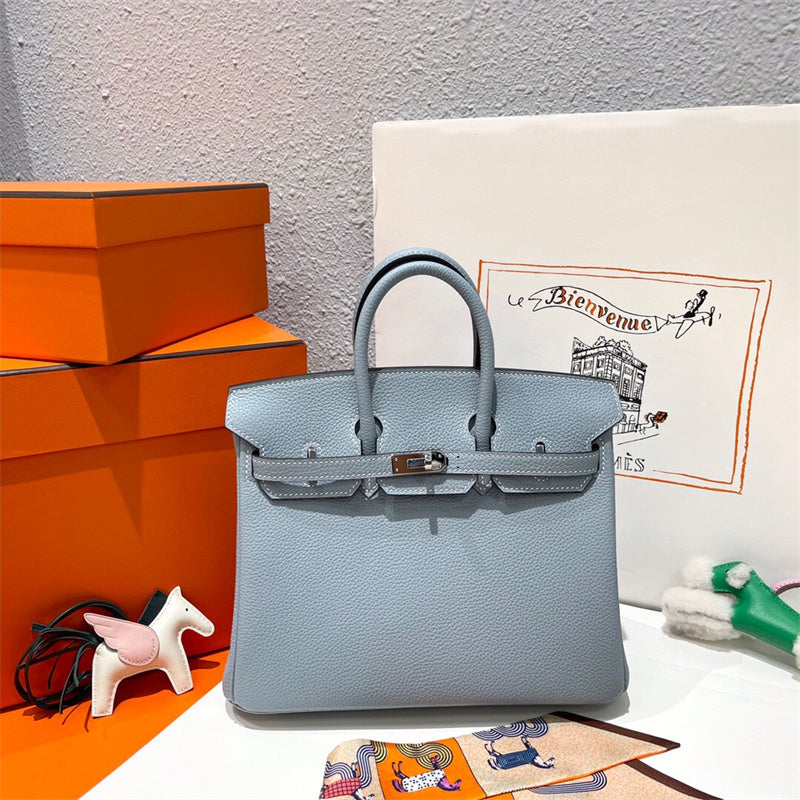  smart tote bag styled with outfit 24